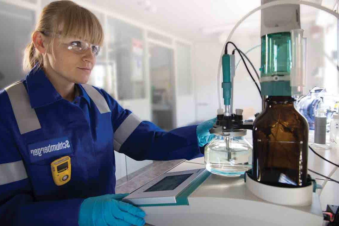 女性实验室技术员测试更快，更可靠的硫化合物分析